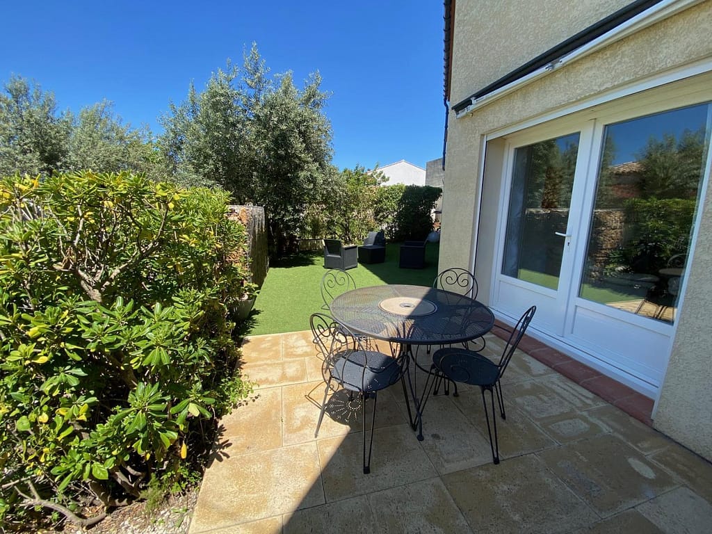 Terrasse du gite tout confort avec barbecue, table  et chaises